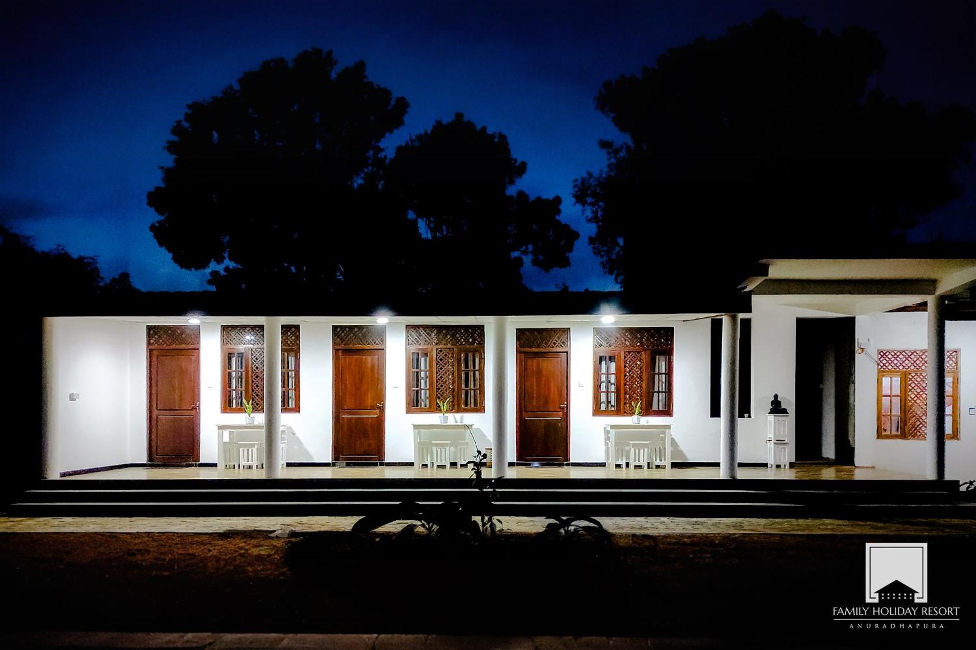 Family Holiday Resort Anuradhapura Buitenkant foto