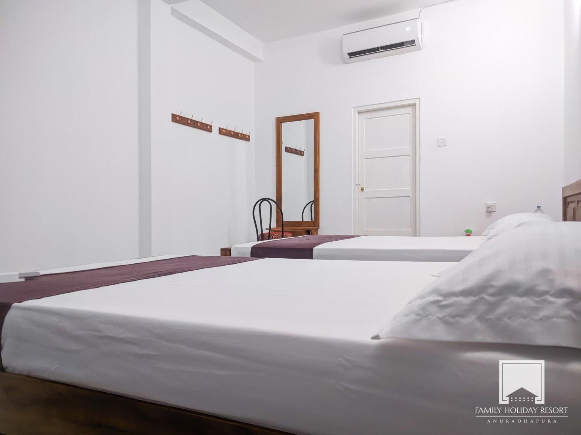 Family Holiday Resort Anuradhapura Buitenkant foto